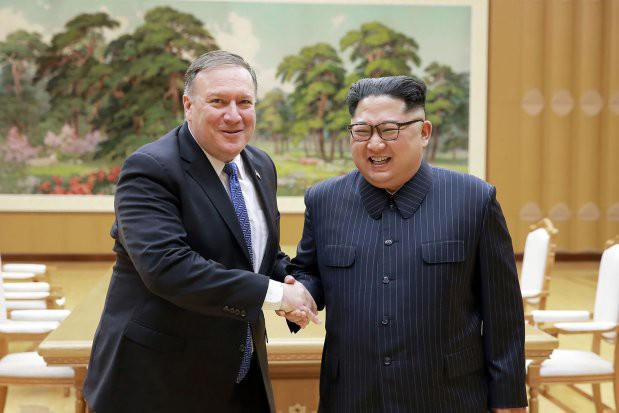 Ngoại trưởng Pompeo và nhà lãnh đạo Kim Jong-un bắt tay trong cuộc gặp tại Triều Tiên (Ảnh: Reuters)