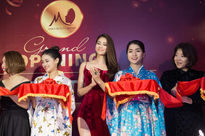 Li&ecirc;n tục xuất hiện tại c&aacute;c sự kiện, Phạm Hương vẫn giữ được thần th&aacute;i