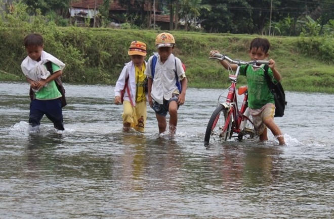 Đã có trường hợp học sinh miền núi bỏ mạng khi phải băng qua những con suối để đến trường vì không có cầu (Ảnh minh họa)