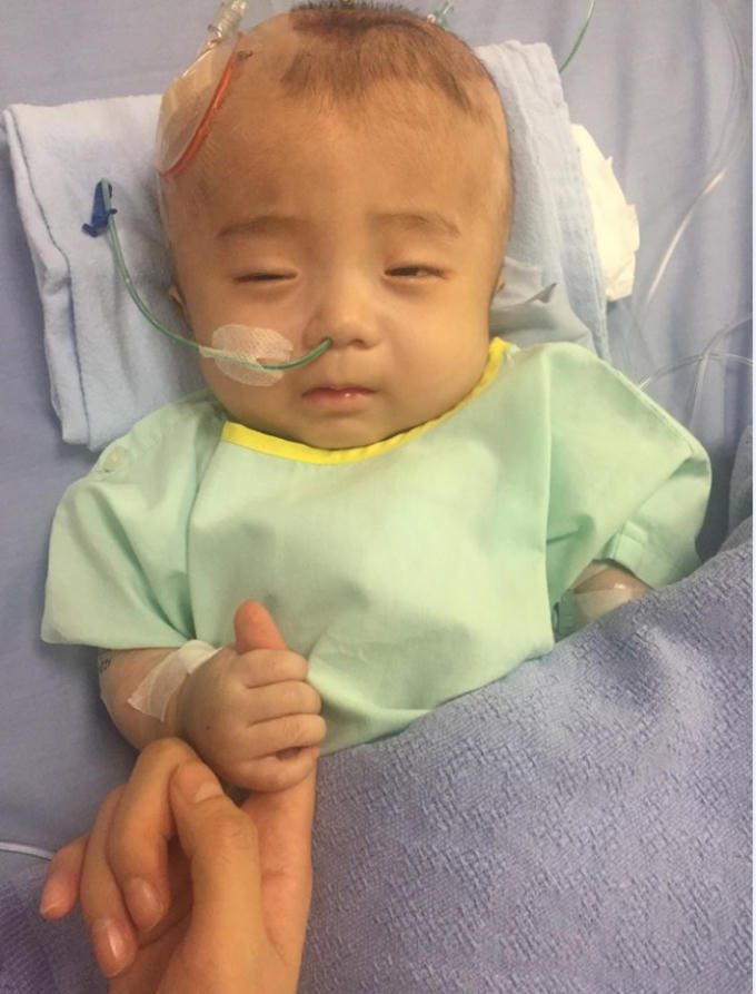 Bé Đức Lộc khi trong cuộc hành trình chiến đấu với bệnh tật. (Ảnh: vietnammoi.vn)