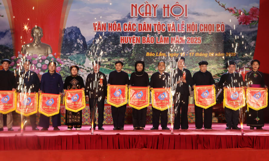 Ban tổ chức trao Cờ lưu niệm cho các đoàn tham gia Ngày hội (Ảnh: Báo Cao Bằng).