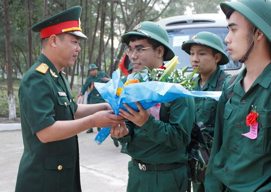 Đại diện Bộ chỉ huy quân sự TP Đà Nẵng tặng hoa chúc mừng các tân binh.