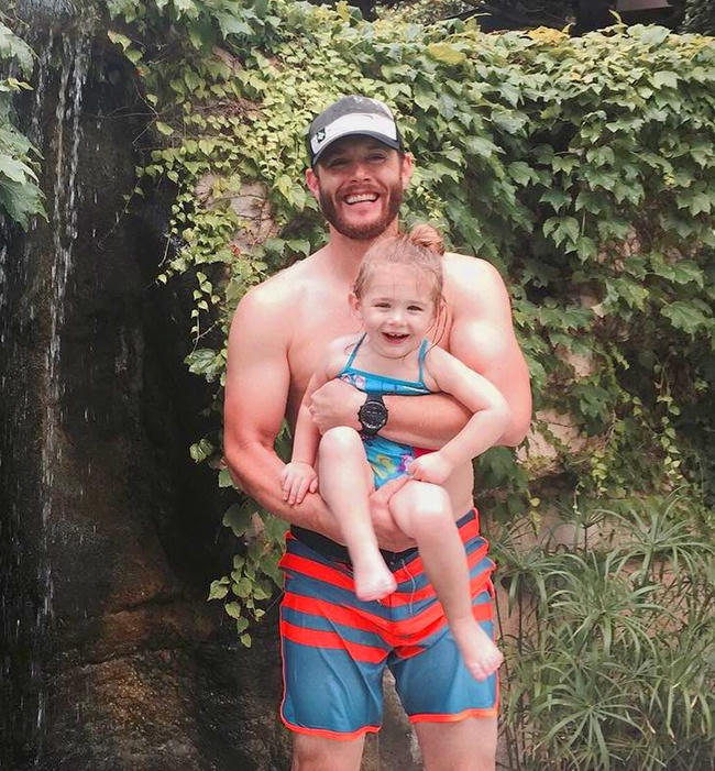 Cuộc sống Jensen Acklesbị đảo lộn khi vợ anh, Danneel Harris sinh cho anh đứa con đầu tiên. Kể từ đó, Jensen đã trở thành một ông bố đáng tự hào khi chào đón một cặp song sinh nữa cách đây không lâu. “Trở thành cha mẹ là phải học cách thích nghi”, anh chàng chia sẻ.