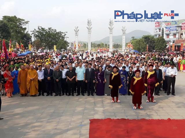 Đoàn đại biểu Trung ương và địa phương thành kính dâng hương (Ảnh: Đào Tấn)