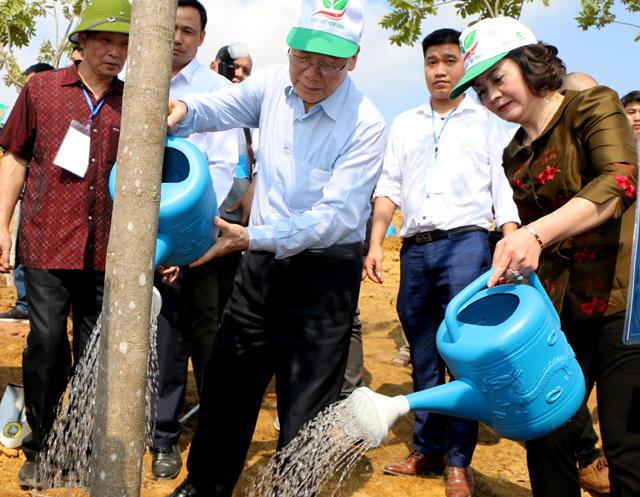 Đồng chí Nguyễn Phú Trọng - Tổng Bí thư, Chủ tịch nước và đồng chí Phạm Thị Thanh Trà - Bí Thư Tỉnh ủy, Chủ tịch HĐND tỉnh cùng cán bộ, nhân dân tham gia Tết trồng cây xuân Kỷ Hợi. Ảnh Báo Yên Bái