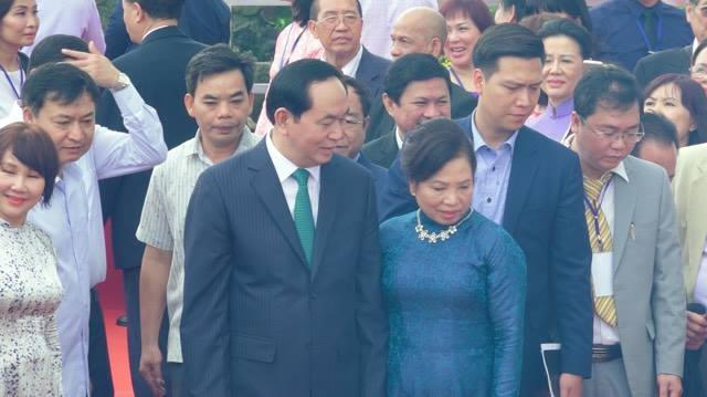 Chủ tịch nước Trần Đại Quang và phu nhân tiến ra khu vực bến sông để tiến hành nghi thức thả cá chép.