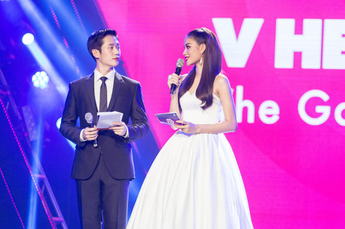 Hoa hậu Phạm Hương tay trong tay c&ugrave;ng sao nam Jung Hae In