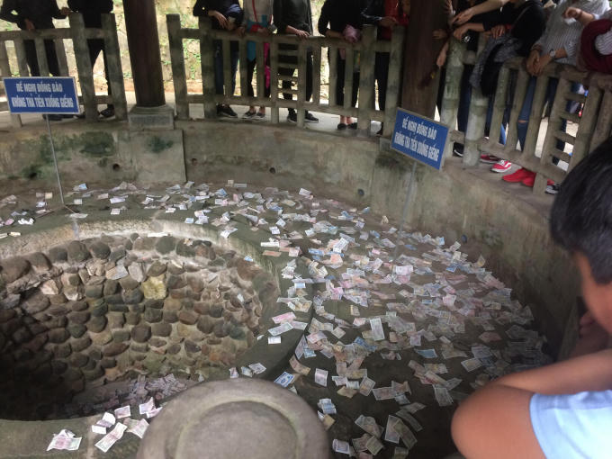 Du khách vẫn ném tiền xuống Giếng cổ mặc dù đã có biển không ném tiền. Theo người dân thì dù biết ném tiền xuống Giếng là điều không nên nhưng dường như thuộc về tâm linh mỗi người.