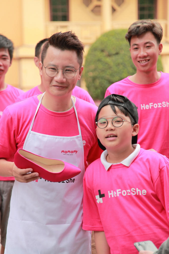 Bố con Ho&agrave;ng B&aacute;ch diện gi&agrave;y cao g&oacute;t nhảy flashmob đấu tranh b&igrave;nh đẳng giới