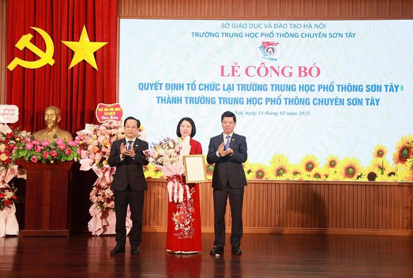 Lãnh đạo Sở GD&ĐT trao quyết định cho bà Phạm Thị Huyền - Phó Hiệu trưởng phụ trách Trường THPT chuyên Sơn Tây.