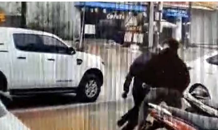 Ông V hành hung thanh niên đi xe bán tải.