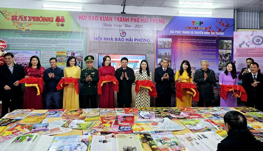 Các đại biểu cắt băng khai mạc Hội báo Xuân Giáp Thìn 2024.