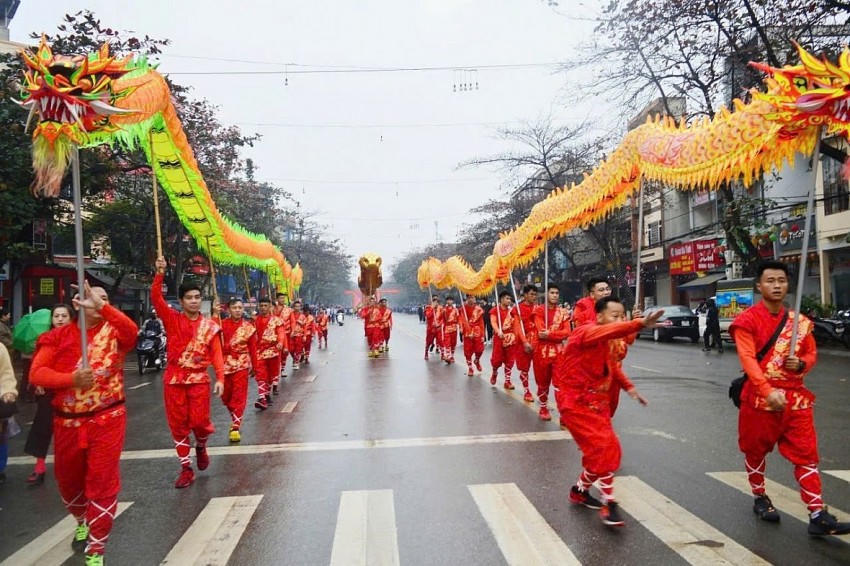 Màn múa rồng đặc sắc đi theo đoàn rước.