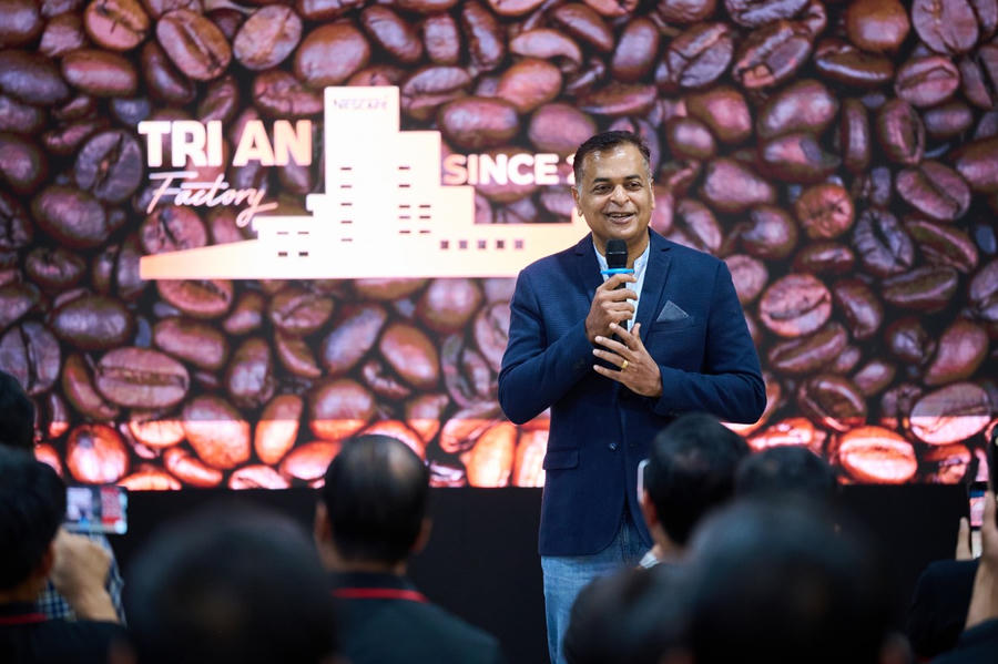 Ông Binu Jacob – Tổng Giám đốc Nestlé Việt Nam phát biểu chào mừng đoàn nông dân tiêu biểu đến tham quan nhà máy