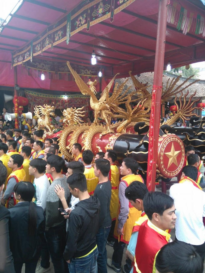 Các bậc chức sắc kiểm tra quả pháo lần cuối trước khi được rước từ nhà truyền thống của làng ra Đình Làng