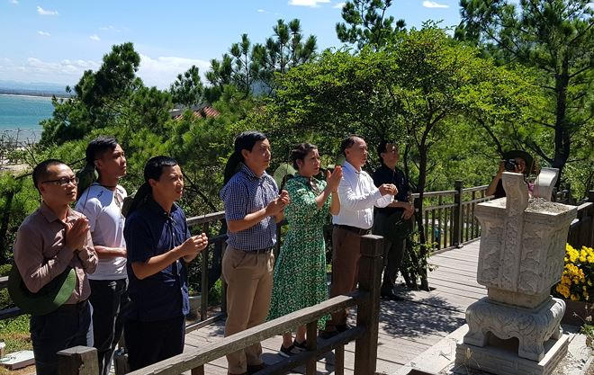 Đoàn Công tác Báo PLVN dâng hương, dâng hoa trước anh linh Đại tướng Võ Nguyên Giáp. Ảnh: Trần Nguyên Phong.