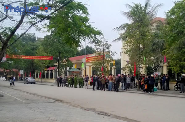 Do xót xa việc ngao chết hàng trăm tấn không rõ nguyên nhân, rất đông người dân Hải Lộc đã tập trung trước cổng Tỉnh ủy vào sáng ngày 20/1 đề xử lý nghiêm doanh nghiệp đổ chất thải ra biển. (Ảnh: Anh Thắng)