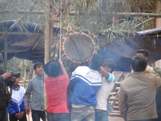 Công tác chuẩn bị trống trước đêm lễ hội diễn ra.