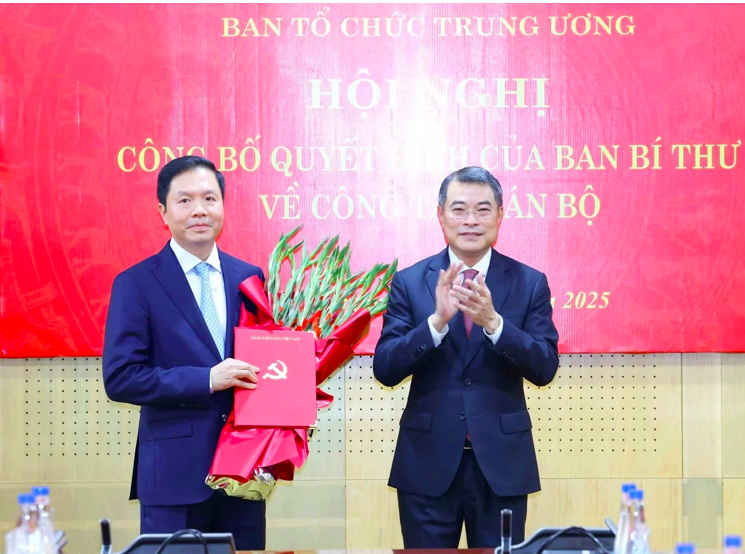 Ông Lê Minh Hưng, Ủy viên Bộ Chính trị, Bí thư Trung ương Đảng, Trưởng Ban Tổ chức Trung ương trao Quyết định của Ban Bí thư cho ông Trịnh Mạnh Linh. Ảnh: TTXVN