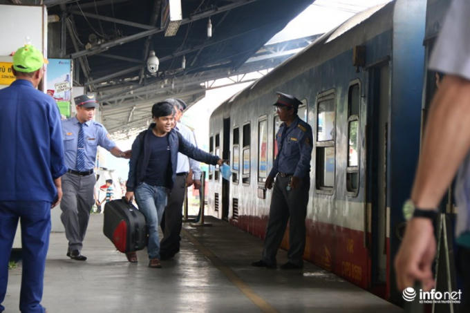 Do tắc đường n&ecirc;n cậu sinh vi&ecirc;n ch&uacute;t nữa chậm chuyến t&agrave;u