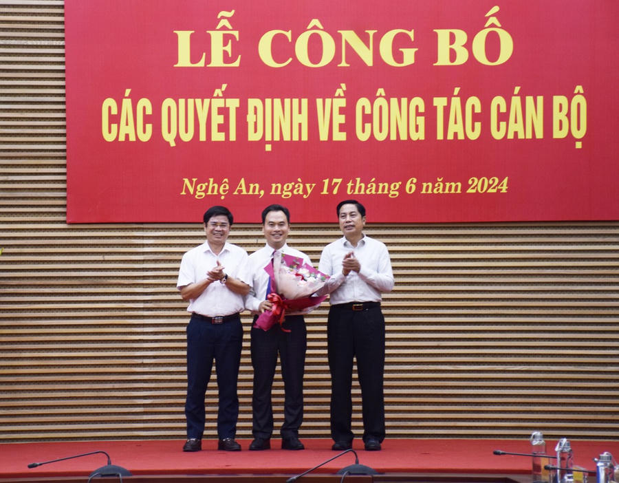 Lãnh đạo huyện Thanh Chương tặng hoa chúc mừng Phó Chánh Thanh tra tỉnh Nghệ An Nguyễn Văn Chiến.