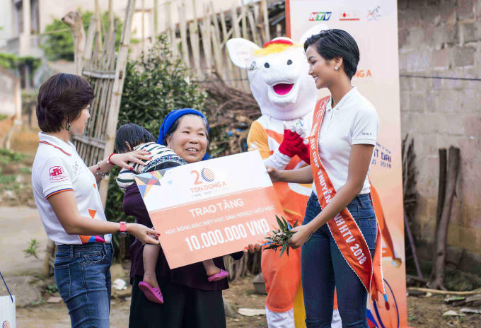 Hoa hậu H'hen Niê trao trường mầm non tại tỉnh Lạng Sơn