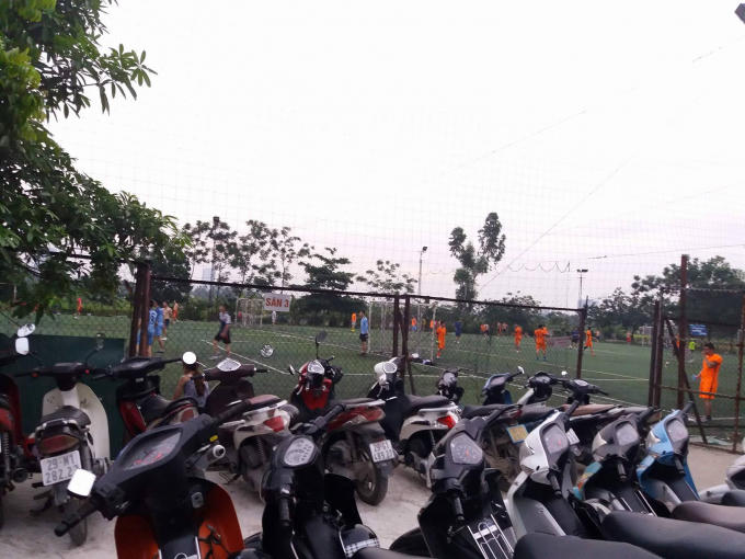 Sân bóng kiên cố hoạt động rầm rộ trên đất nông nghiệp nhiều năm nay