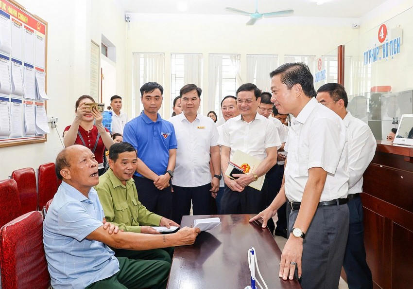 Người dân bày tỏ sự hài lòng khi đến Trung tâm phục vụ hành chính công xã để làm thủ tục hành chính.