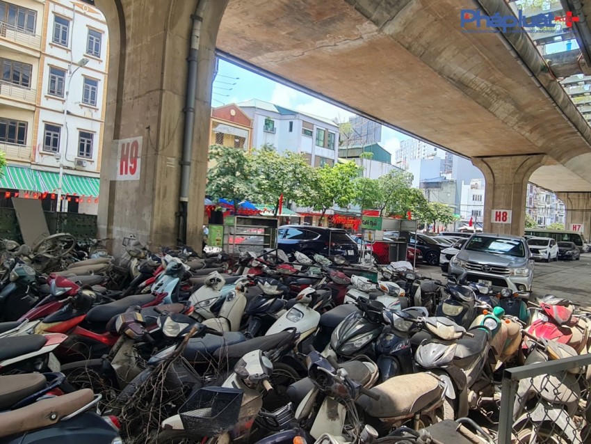 Cận cảnh những điểm trông giữ xe núp dưới chân cầu vượt tiềm ẩn nguy cơ bất an giữa lòng Hà nội