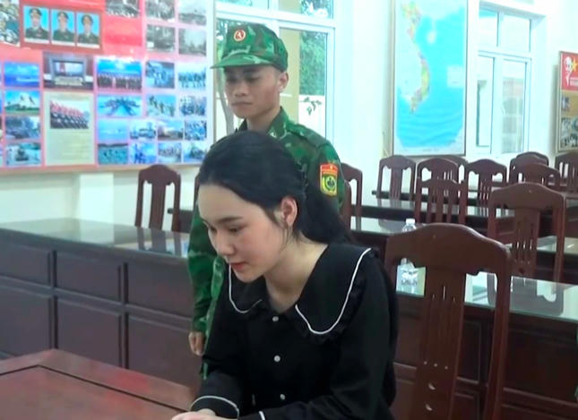 Đối tượng bị truy nã Vũ Thị Thu Hà tại cơ quan chức năng. Nguồn: NLĐO