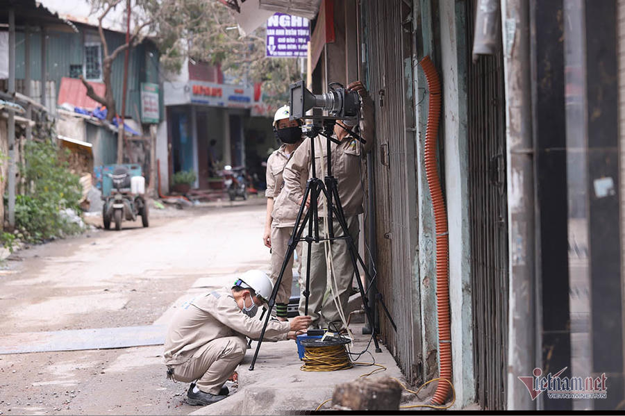 Đơn vị quan trắc môi trường làm việc cả ngày 30/8 để kiểm tra các chỉ số quanh khu vực cháy.