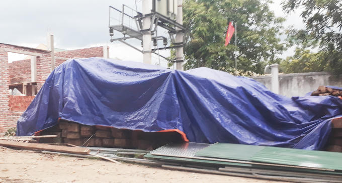 Số gỗ bị tạm giữ tại Trạm Kiểm lâm cơ động số 1 Khe Choăng che bạt nằm giữa sân.