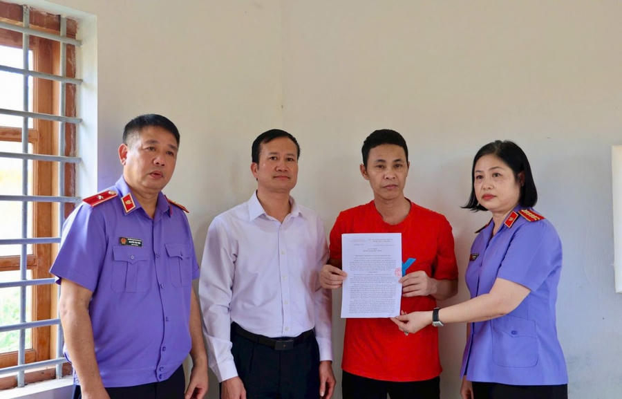 Chánh án TAND tỉnh Hưng Yên Đỗ Mạnh Tăng cùng đại diện VKSND tỉnh trao quyết định thay đổi biện pháp ngăn chặn đối với bị cáo Thái Khắc Thành (ảnh: Tạp chí Toà án).