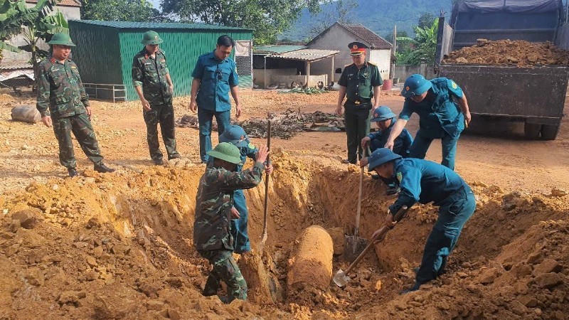 Quả bom "khủng" còn nguyên kíp nổ trong vườn nhà dân.