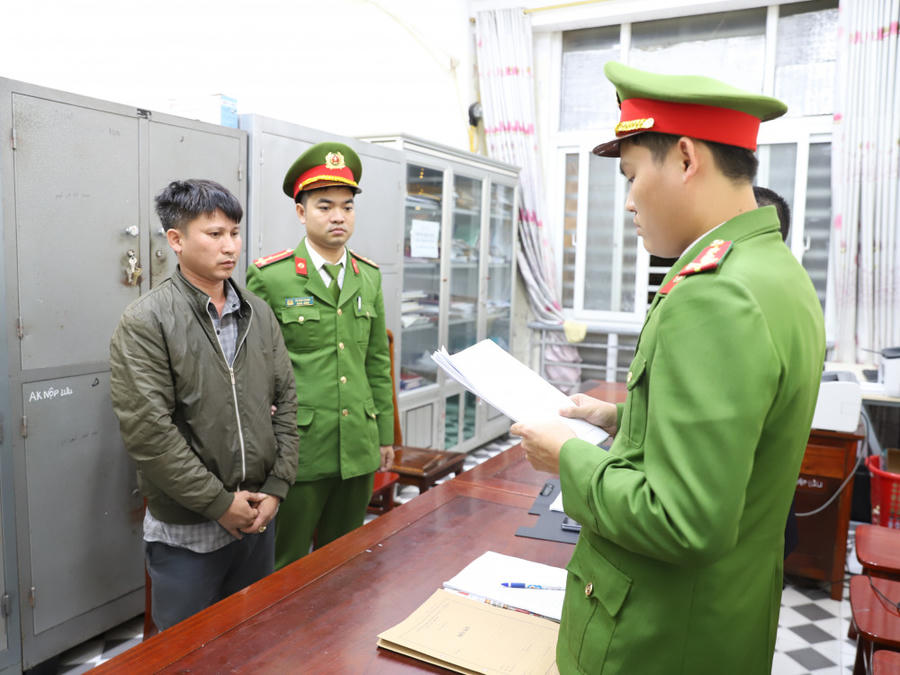 Tống đạt Quyết định khởi tố, bắt tạm giam Hồ Tự Quý.