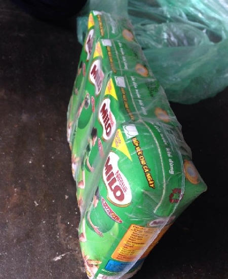Một trong bốn hộp sữa Milo có hình dạng trương phềnh.