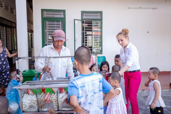 Hoa hậu Hoàng Hải My miệt mài với hành trình từ thiện tại quê nhà