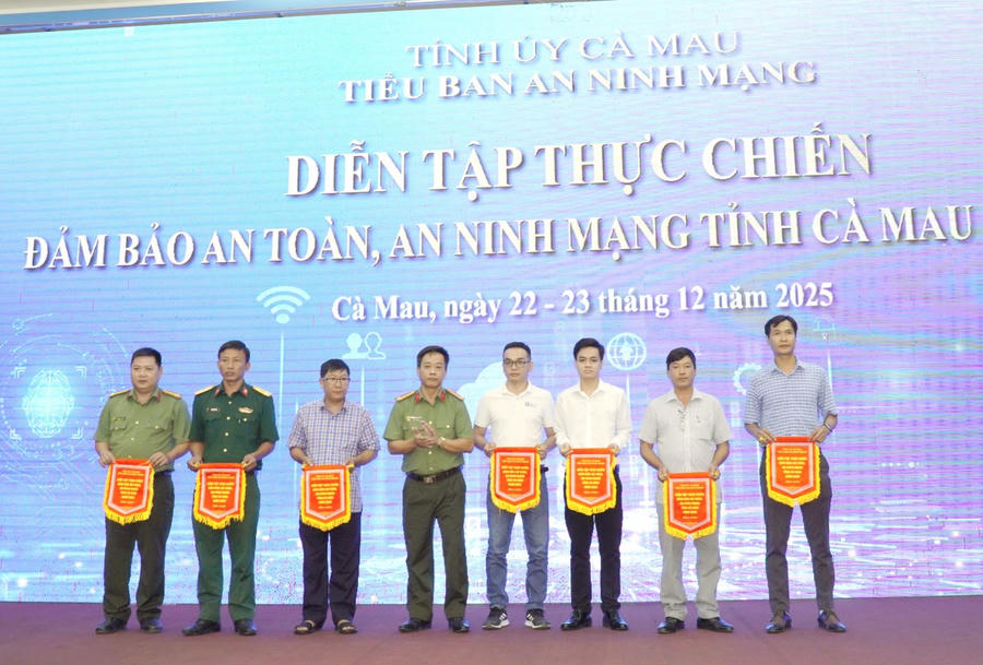 Thượng tá Hoàng Ngọc Đạo trao cờ lưu niệm cho các Đội Phòng thủ và Đội Tấn công tham gia Diễn tập.