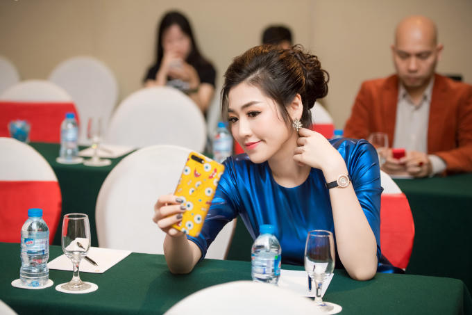 &Aacute; Hậu T&uacute; Anh khoe nhan sắc ngọt ng&agrave;o trong chiếc đầm của L&ecirc; Thanh H&ograve;a