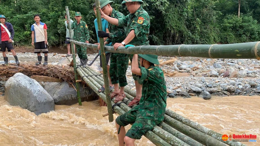 Cán bộ, chiến sĩ Đồn Biên phòng Nhôn Mai làm cầu vào bản Huồi Tố 2, xã Nhôn Mai, tỉnh Nghệ An. (Ảnh: Quân khu Bốn)