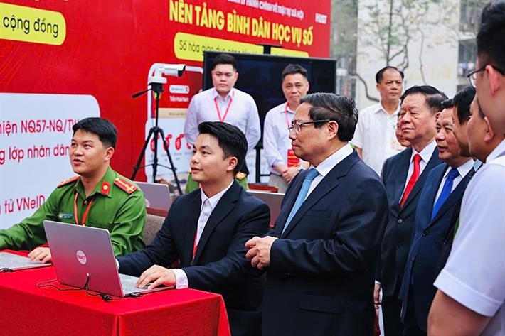 Thủ tướng Phạm Minh Chính và các đại biểu nghe giới thiệu về nền tảng "Bình dân học vụ số".