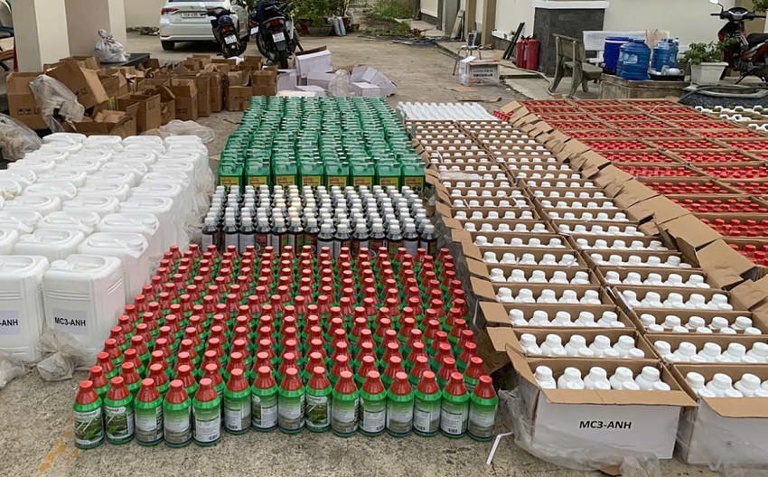 Thuốc trừ sâu, diệt cỏ bị công an thu giữ.