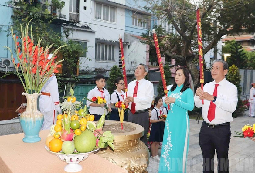 Các lãnh đạo Quận ủy, Ủy ban Nhân dân Quận 3 dâng hương tri ân, tưởng nhớ các anh hùng liệt sĩ