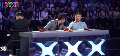 3 gi&aacute;m khảo Got Talent run sợ với Kungfu d&ugrave;ng lưỡi chặn đứng c&aacute;nh quạt