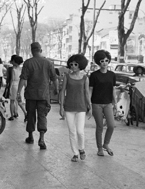 Mốt dép xỏ ngón và kính râm xuất hiện tràn ngập trên đường phố Sài Gòn.