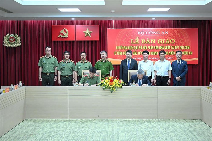 Đại diện Bộ Công an và SCIC ký kết biên bản bàn giao.