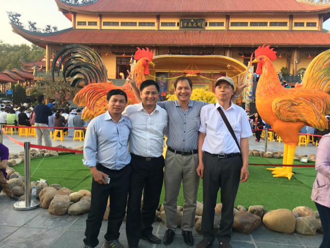 Du khách Bắc Ninh thăm quan, chụp ảnh khu vực chính điện.