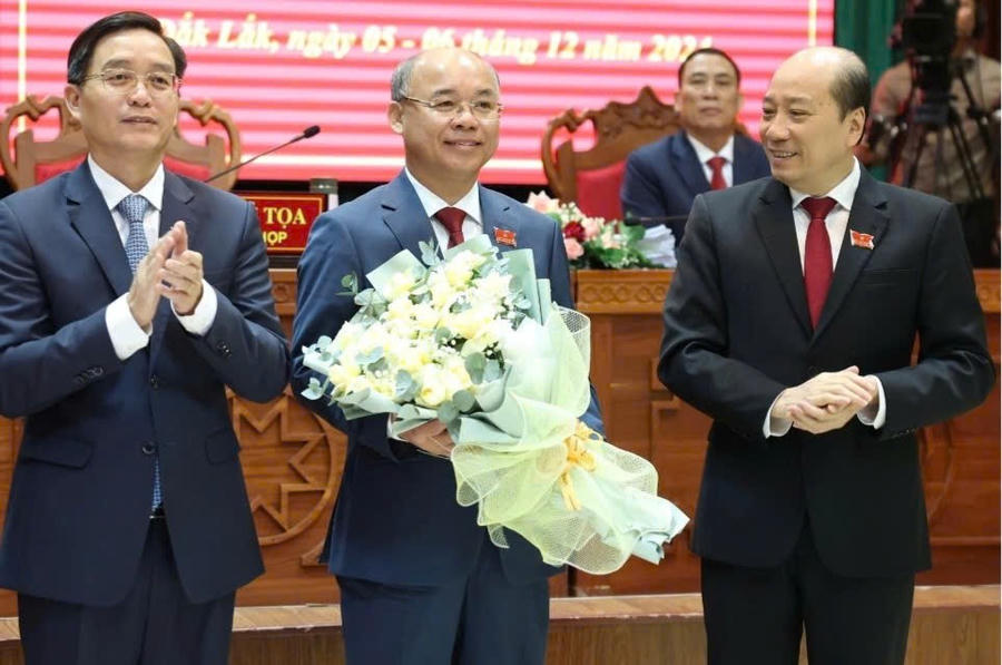 Ông Trương Công Thái nhận hoa chúc mừng từ lãnh đạo Tỉnh ủy và UBND tỉnh Đắk Lắk. Ảnh: H.T