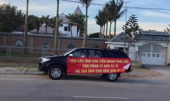 Chiếc xe đòi nợ đi diễu hành khắp Thanh Hóa.