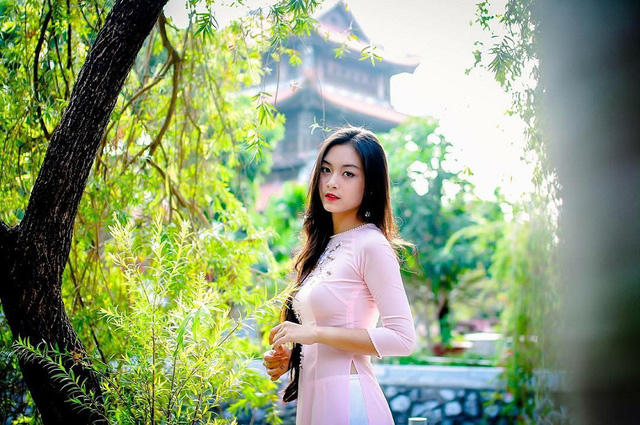 Nguyễn Tố Anh (sinh năm 1999, tại Hải Phòng), là cựu nữ sinh trường THPT chuyên Trần Phú. 9X vừa hoàn thành kỳ thi THPT quốc gia, chuẩn bị du học Pháp.